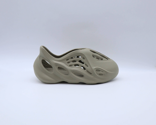 Yeezy Foam Runner Stone Salt Sz 2y (GS)