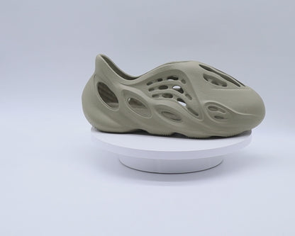 Yeezy Foam Runner Stone Salt Sz 2y (GS)